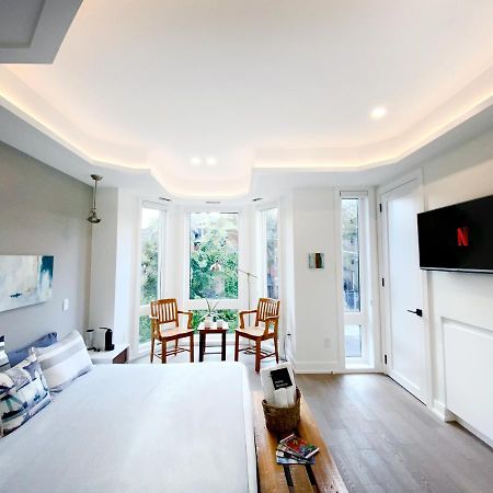 Elegant Downtown Home Торонто Екстер'єр фото